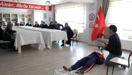 Bitlis’te Bayanlara Birinci Yardım Eğitimi