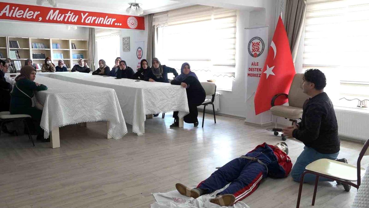 Bitlis’te Bayanlara Birinci Yardım Eğitimi
