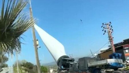 Çanakkale’de Rüzgar Gülü Kanadı Taşıyan Tır Devrildi