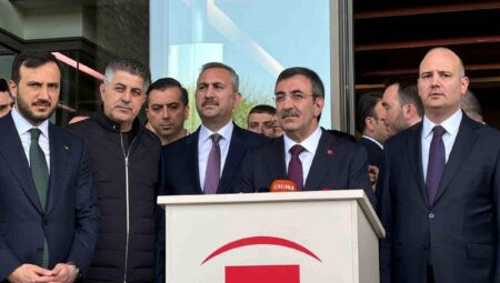 Cumhurbaşkanı Yardımcısı Yılmaz, Sırrı Süreyya Öncü’yü Hastanede Ziyaret Etti