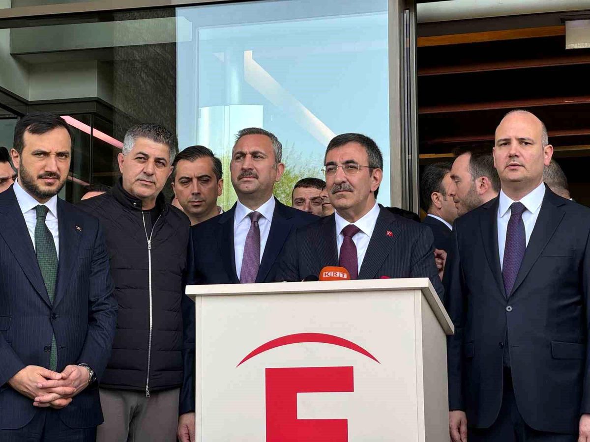 Cumhurbaşkanı Yardımcısı Yılmaz, Sırrı Süreyya Öncü’yü Hastanede Ziyaret Etti