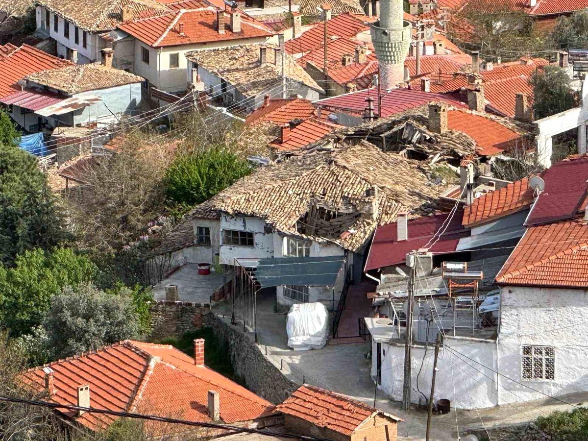 Denizli’de Tarihi Ahşap Konut Çöktü