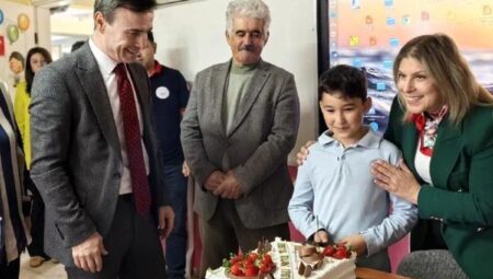Dikili Kaymakamı’ndan Öğrenciye Manalı Doğum Günü Sürprizi
