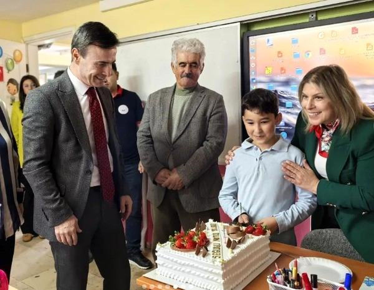 Dikili Kaymakamı’ndan Öğrenciye Manalı Doğum Günü Sürprizi