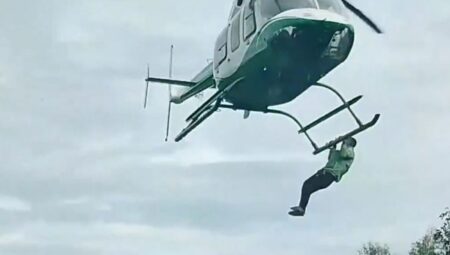 Düğünde helikoptere binmesine müsaade verilmeyen adam, helikoptere tutunarak havalandı