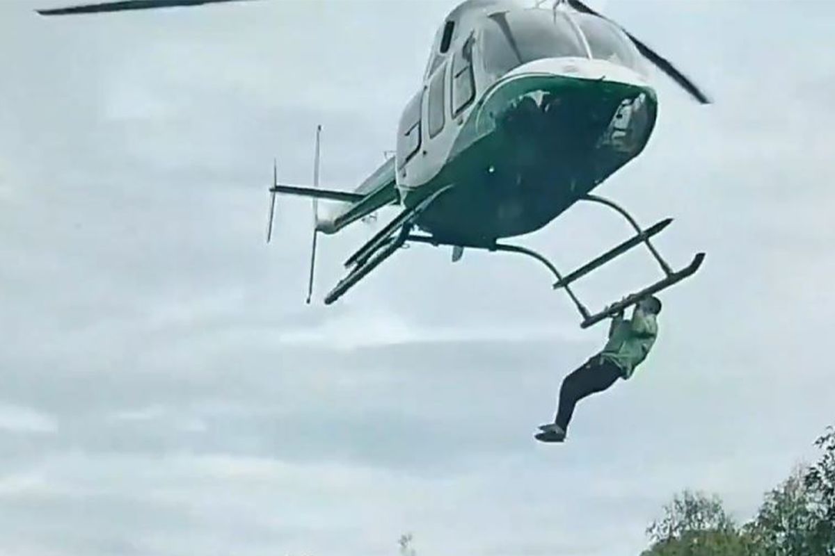 Düğünde helikoptere binmesine müsaade verilmeyen adam, helikoptere tutunarak havalandı