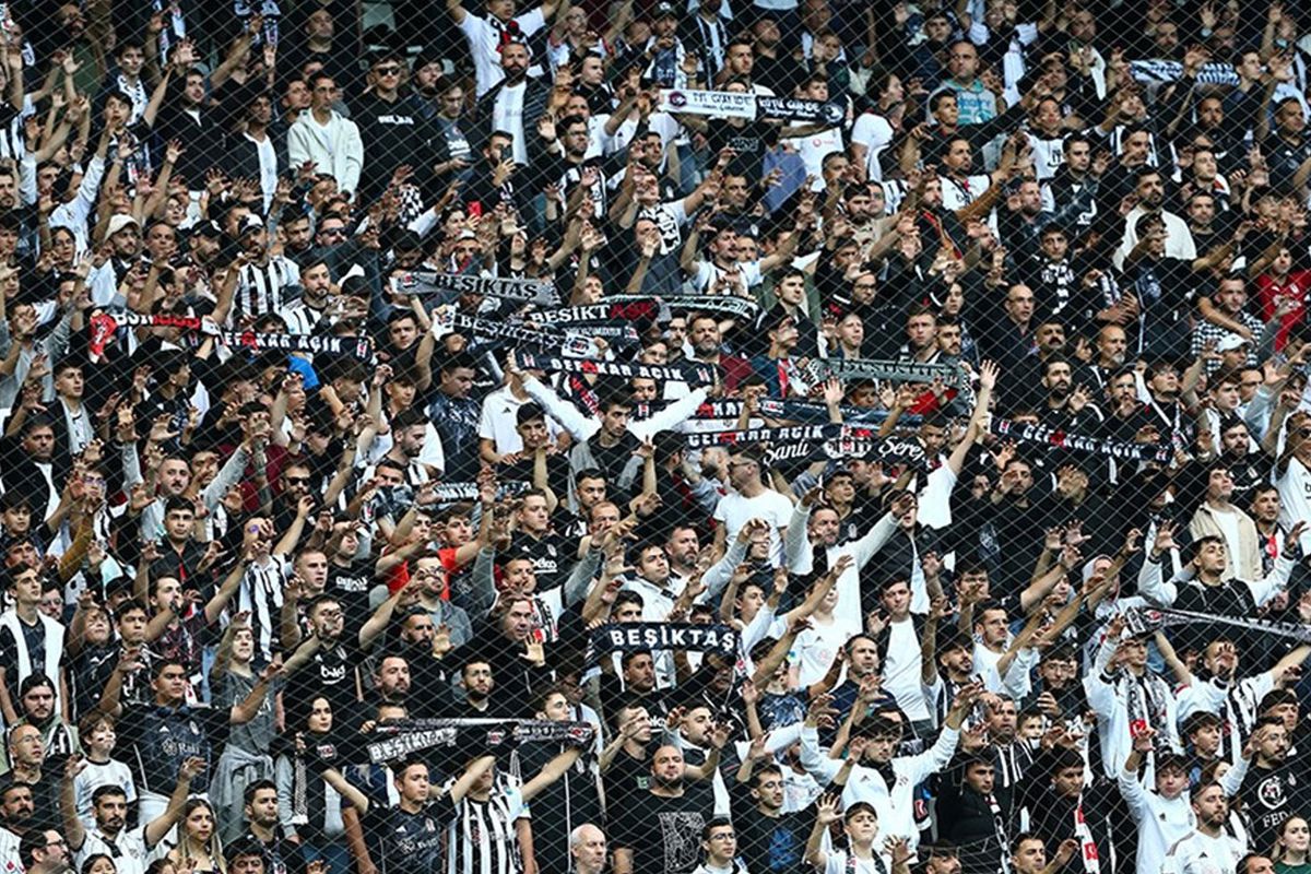 Geldiğinde taraftarı heyecandan uyutmayan yıldız futbolcu Beşiktaş’tan ayrılıyor