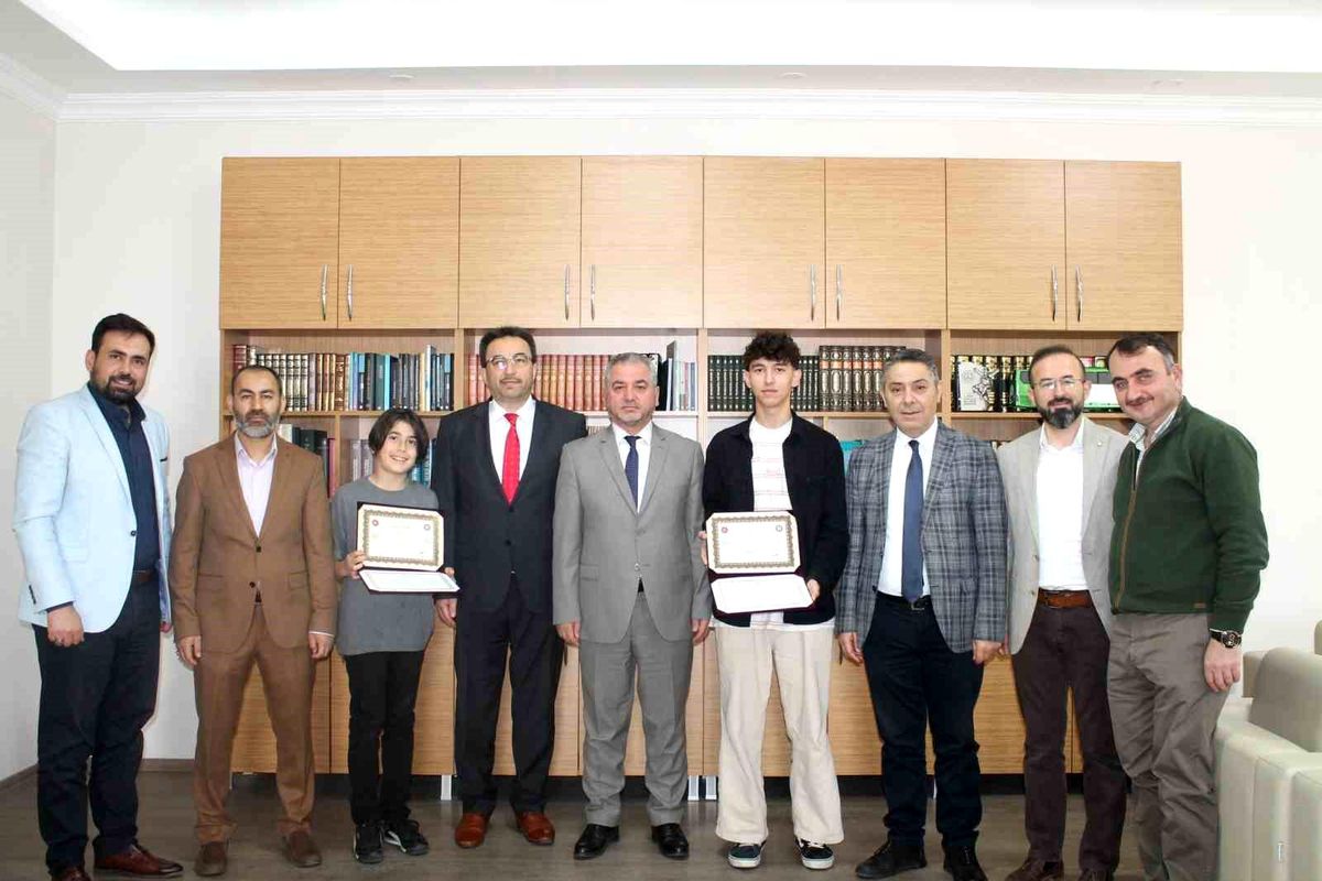 Hafızlık İmtihanında Muvaffakiyet Gösteren Öğrencilere Dokümanları Verildi