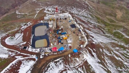 Rusların günlük 5 ton petrol çıkardığı bölgeye sondaj kulesi kuruldu