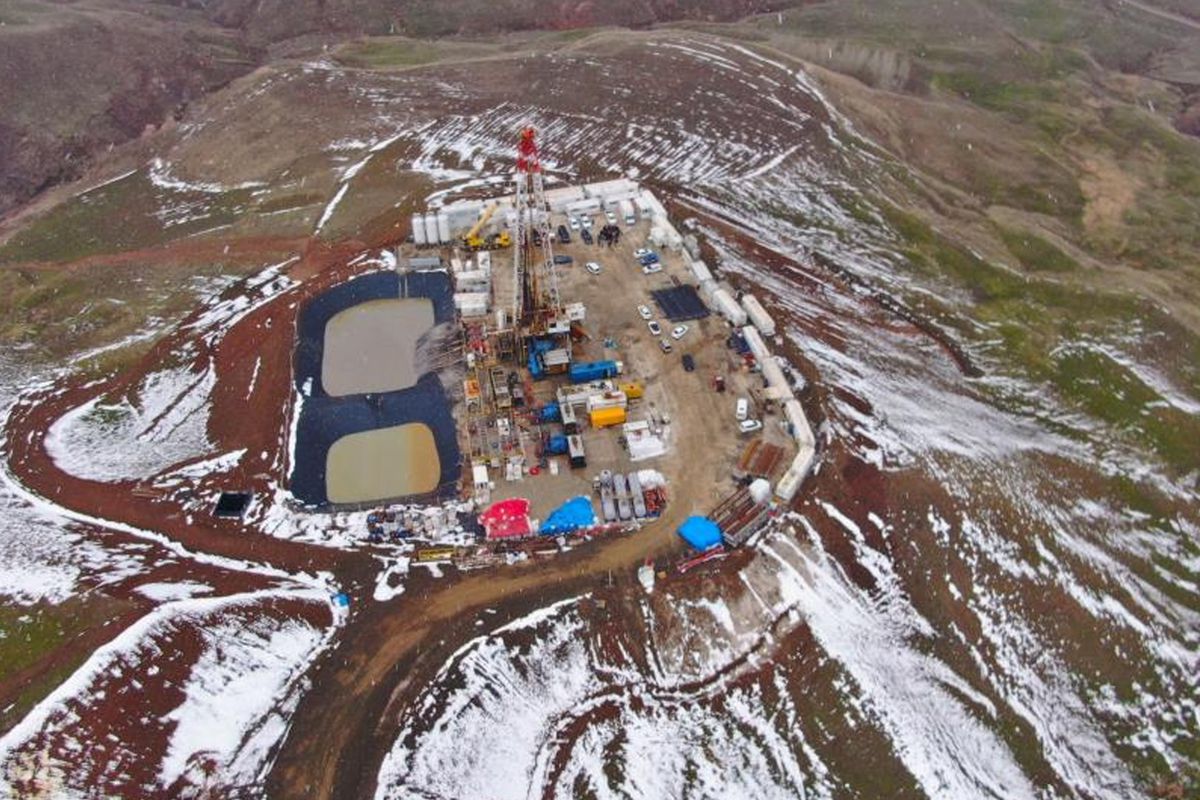 Rusların günlük 5 ton petrol çıkardığı bölgeye sondaj kulesi kuruldu