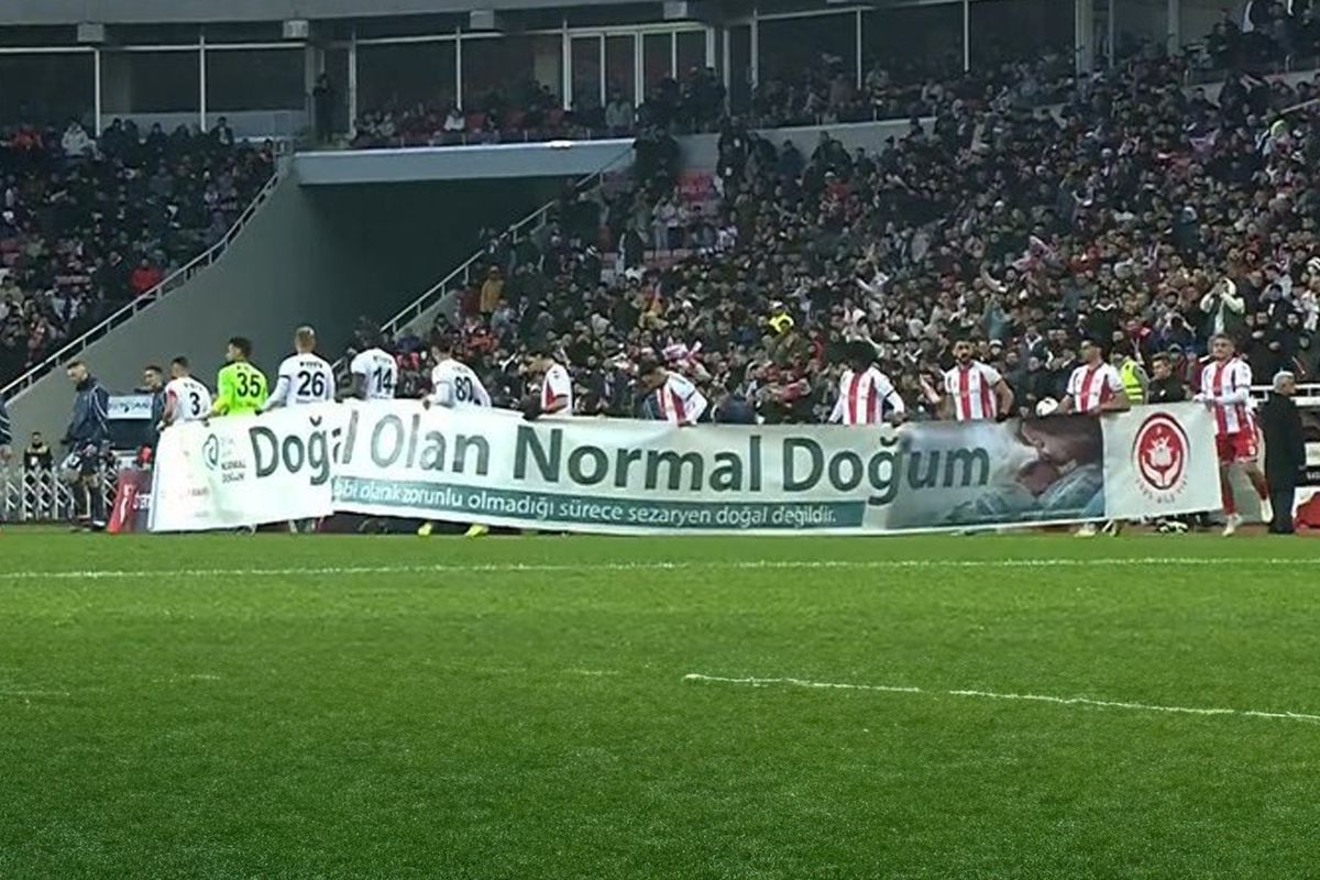 Sıhhat Bakanlığı’ndan tartışmalı pankartla ilgili açıklama