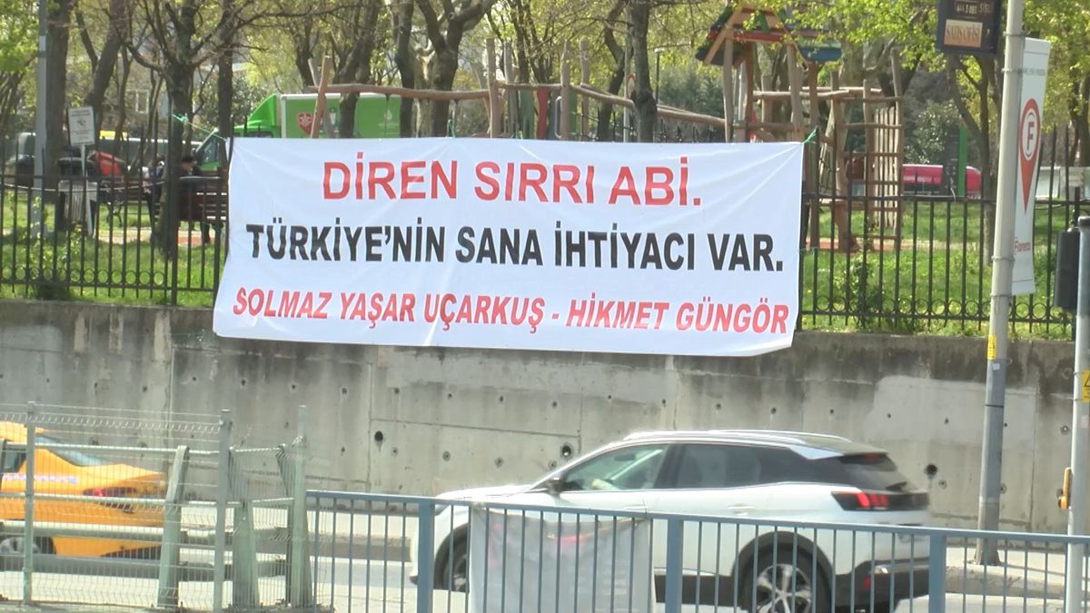 Sırrı Süreyya Öncü’ye Hastanede Takviye Pankartları Asıldı