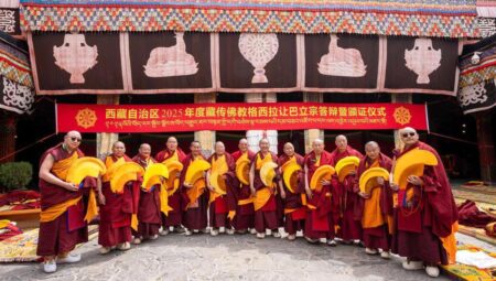 Tibet’te 13 Rahip Doktora Muadili Unvan Aldı