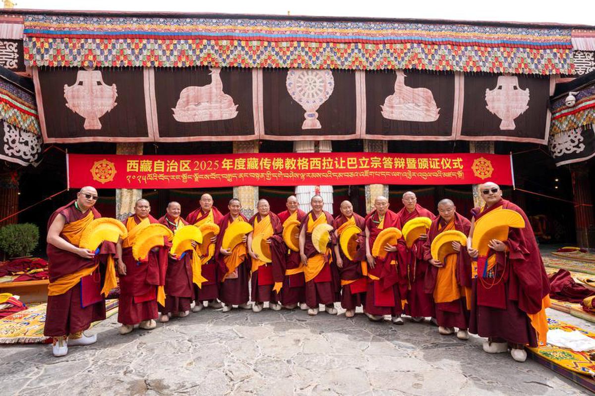 Tibet’te 13 Rahip Doktora Muadili Unvan Aldı