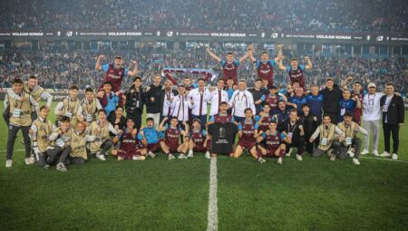 Trabzonspor, U19 ekibinden 13 futbolcuyla profesyonel mukavele imzaladı