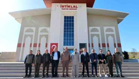 Vali Kübra Güran Yiğitbaşı İstiklal Tanıtım Merkezi’ni Ziyaret Etti