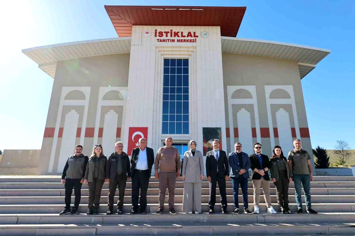 Vali Kübra Güran Yiğitbaşı İstiklal Tanıtım Merkezi’ni Ziyaret Etti