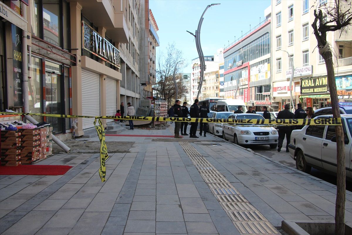 Van’da Giysi Mağazasına Silahlı Taarruz: 1 Meyyit, 4 Yaralı